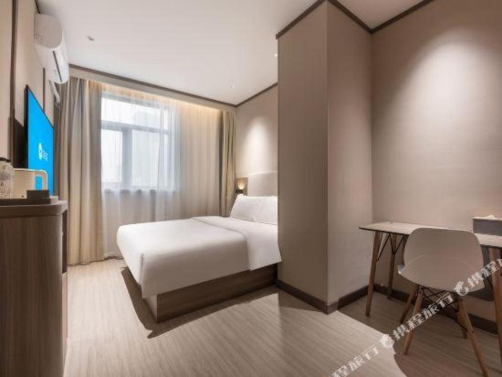 Hanting Sichuan North Road Dongbaoxing Road Metro Station Hotel