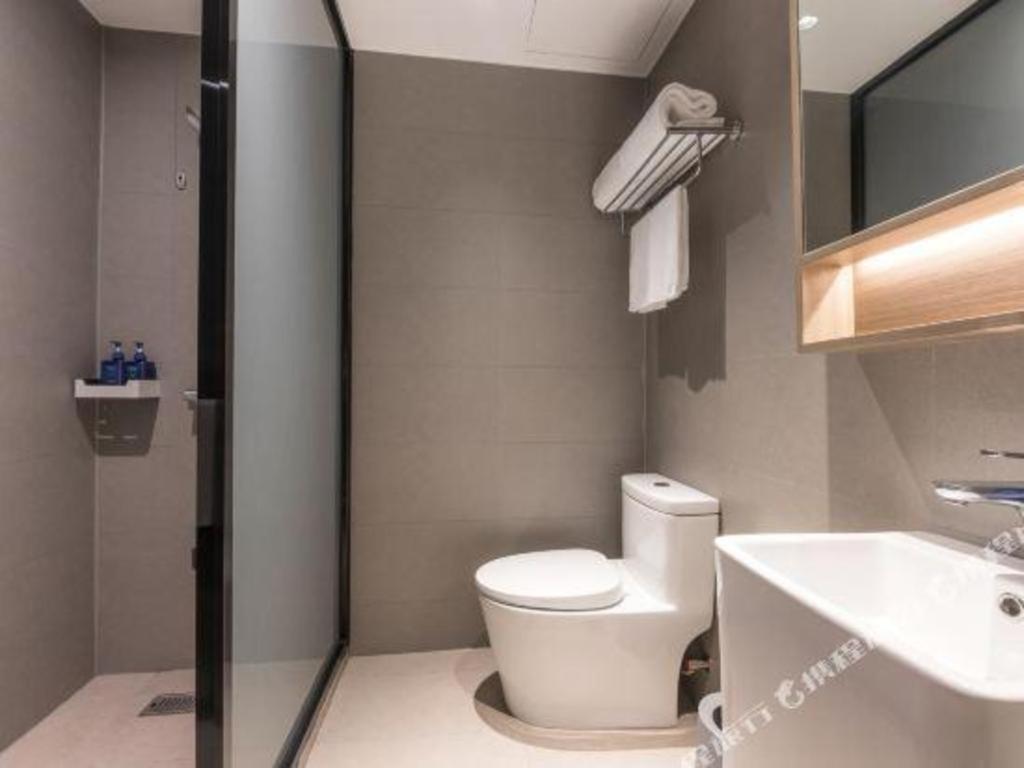 Hanting Sichuan North Road Dongbaoxing Road Metro Station Hotel 2*