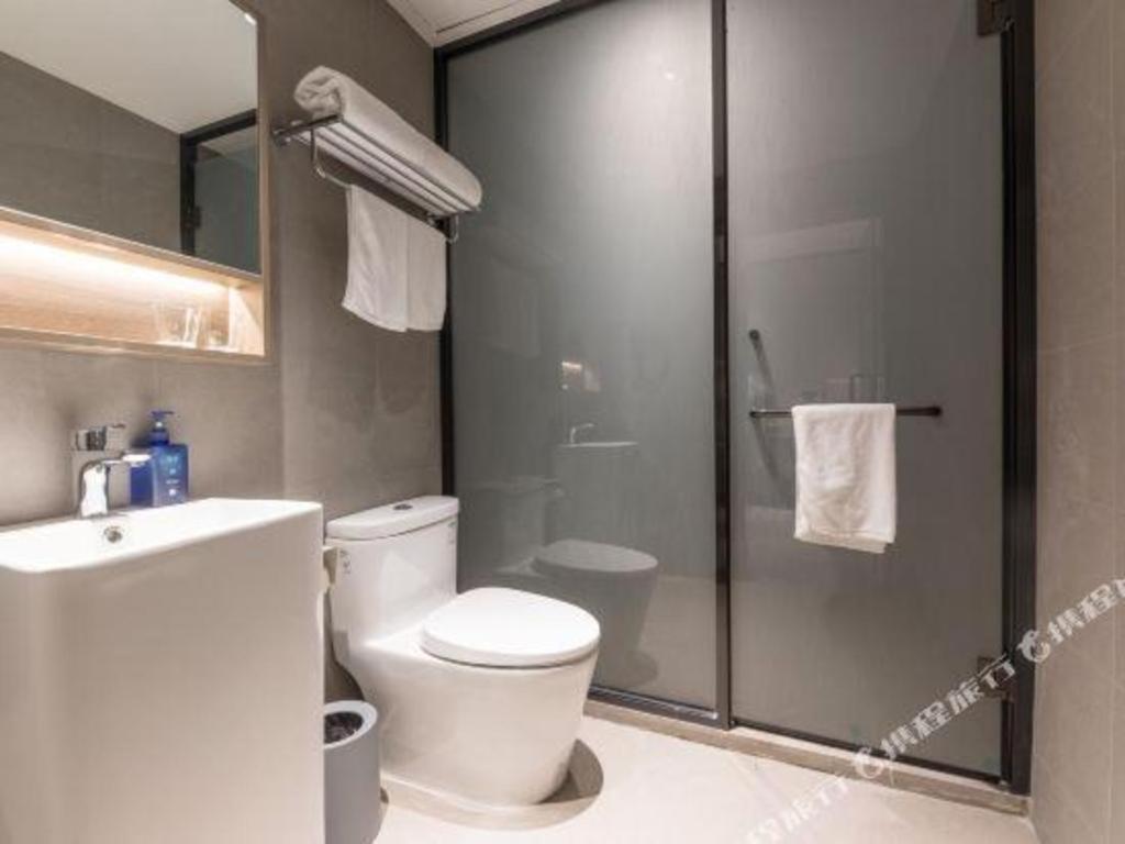 Hotel Hanting Sichuan North Road Dongbaoxing Road Metro Station