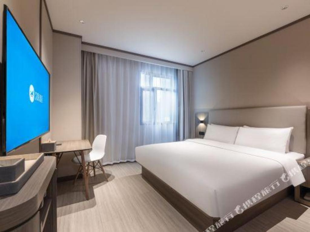 Hotel Hanting Sichuan North Road Dongbaoxing Road Metro Station