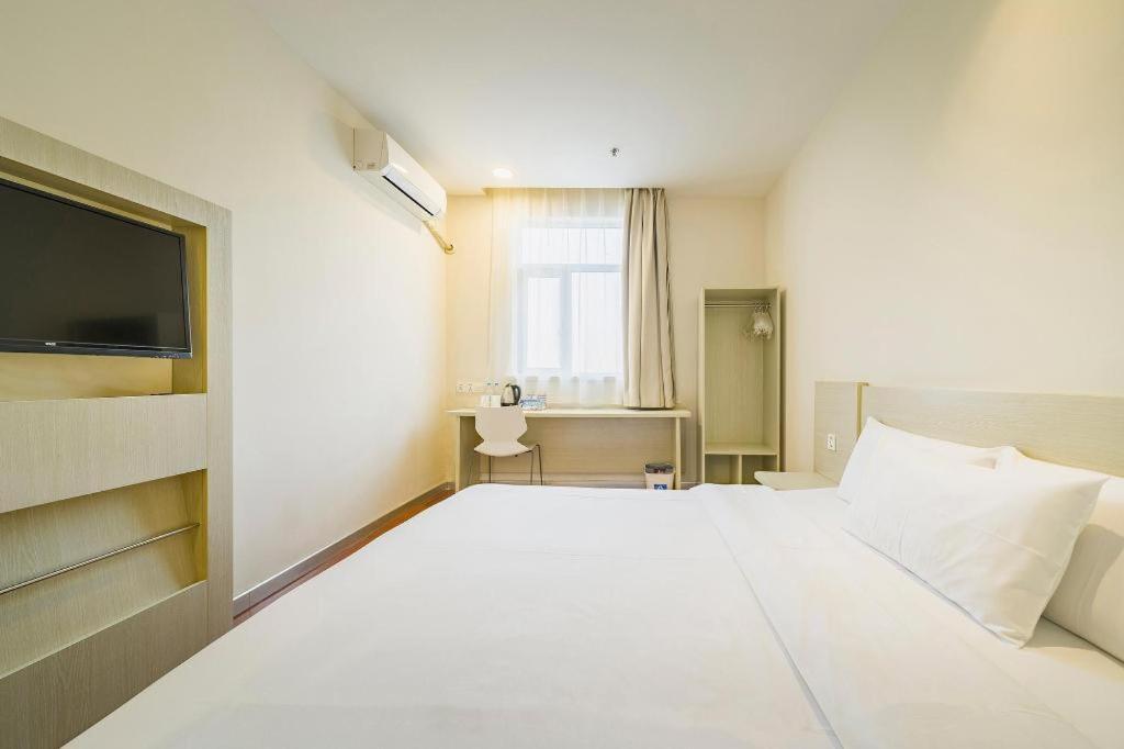 Hanting Sichuan North Road Dongbaoxing Road Metro Station Hotel 2*
