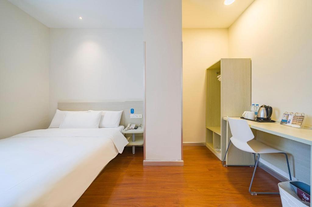 Hotel Hanting Sichuan North Road Dongbaoxing Road Metro Station