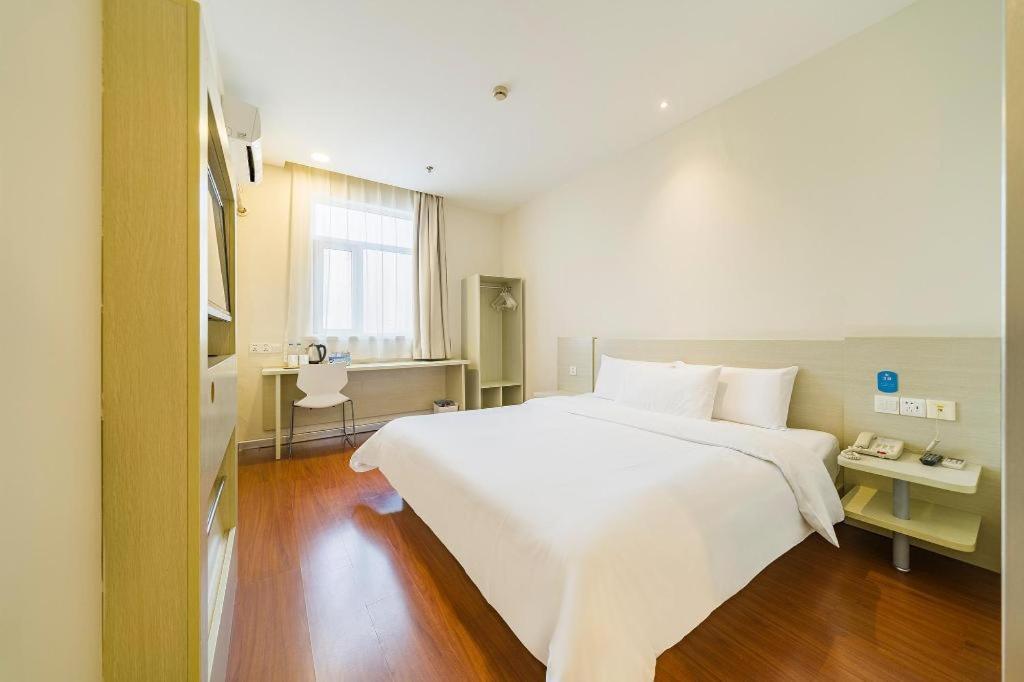Hanting Sichuan North Road Dongbaoxing Road Metro Station Hotel 2*