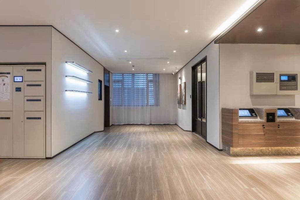 Hanting Sichuan North Road Dongbaoxing Road Metro Station Hotel