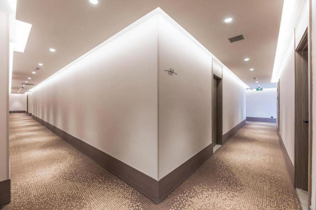 Hanting Sichuan North Road Dongbaoxing Road Metro Station Hotel 2*