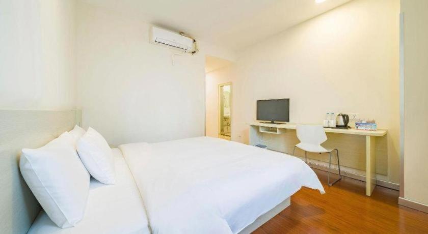 Hotel Hanting Sichuan North Road Dongbaoxing Road Metro Station