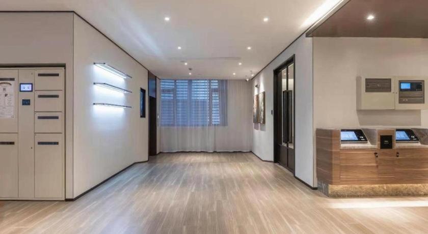 Hanting Sichuan North Road Dongbaoxing Road Metro Station Hotel Shanghai